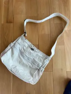 ベージュ ショルダーバッグ 軽量