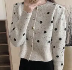クリーム色のドット柄ニットセーター