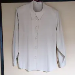 ベージュのボタン付き長袖シャツ