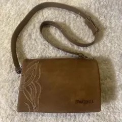 Desigual 蝶刺繍 クロスボディバッグ ショルダーバッグ ブラウンのサムネイル