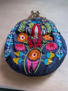 刺繍入りネイビーブルーがま口ポーチ