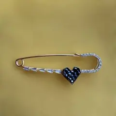 ゴールド台ダイヤモンド風白石と黒色宝石風ハートのピンブローチ