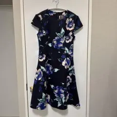 Vince Camuto 花柄ワンピース ネイビー サイズ4のサムネイル