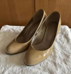 Akakura⭐︎ベージュ⭐︎エナメルパンプス⭐︎22cm⭐︎7cmヒールのサムネイル