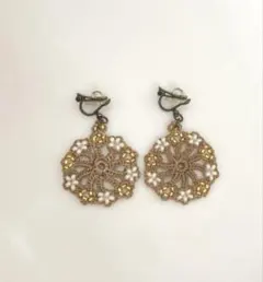 イヤリング　ハンドメイド　ビーズ　白　ホワイト　ゴールド　春物　夏物　匿名配送