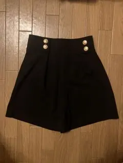 ハイウエスト黒ショートパンツ ボタン付き