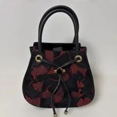 バケットバッグ 黒と赤のパターン