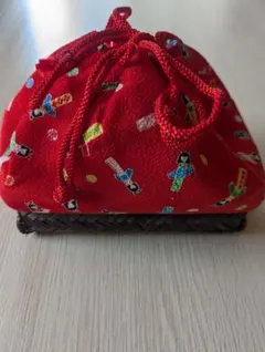赤い巾着型和装用バッグ