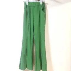 カラーパンツ グリーン 緑 フレアパンツ ブーツカット スリット入り