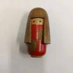 伝統的な赤色こけし