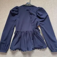 ネイビーフリルペプラムブラウス