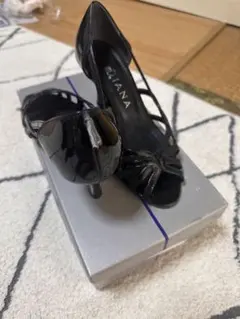 DIANA 22cm N 黒 エナメル調 オープントゥ ヒールサンダル