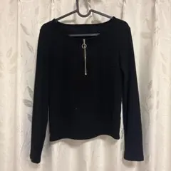 黒いリブ編み長袖トップス