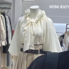 ナチュラルビューティーベーシック　フリルネック 長袖ブラウス ホワイトのサムネイル