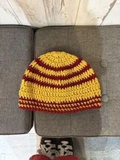 赤と黄色のストライプニット帽