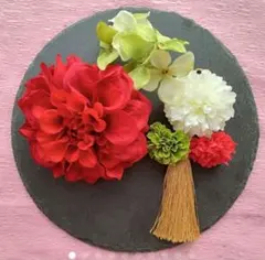 赤ダリアにレトロカラーのピンポンマムとゴールドタッセルの髪飾り