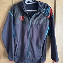 umbro フード付きピステ 黒/青