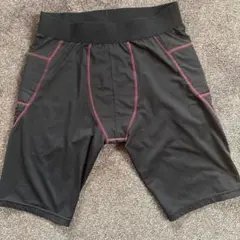 黒いスライディングパンツ 赤いステッチ