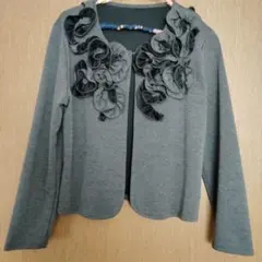 ★バラ模様、フリル付きグレー ノーカラージャケット