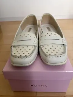 DIANA スタッズ付き ローファー ホワイトのサムネイル