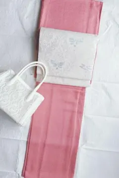 【未使用　しつけ糸付き】　正絹　色無地　地紋華やか　桃色