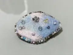 ぷっくり羊毛フェルトとビーズのブローチ