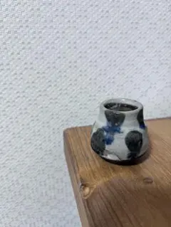 灰色と青or緑の模様の陶器（一輪挿しなど）