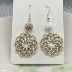 ハンドメイド【水引】ピアス　白×ベージュ