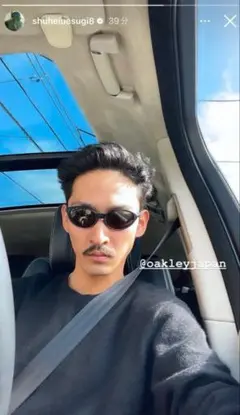 上杉柊平　着用　サングラス　oakley eye jacketのサムネイル