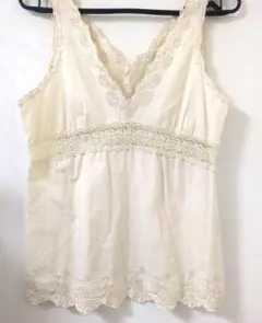 レース装飾クリーム色タンクトップ