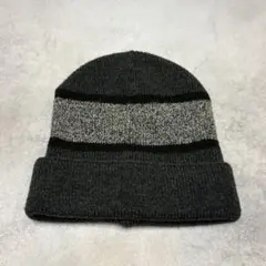 グレーとブラックのストライプニット帽