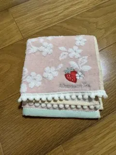 アフタヌーンティー　タオルハンカチ　イチゴ柄新品のサムネイル