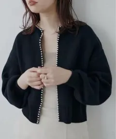 美品　上品なパール使いが目を惹くパールトリムクルーネックカーディガン　ブラック