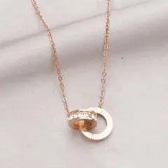 ネックレス ピンクゴールド インターロッキングリング ローマ数字 クリスタル