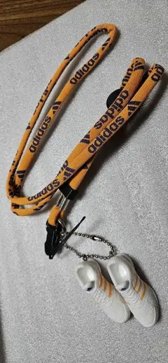 adidas オリジナルネックストラップ