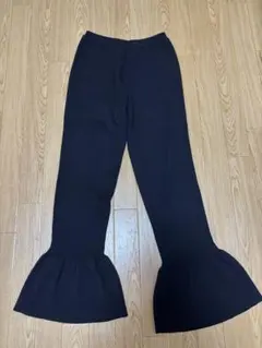 ブラック フレア裾パンツ