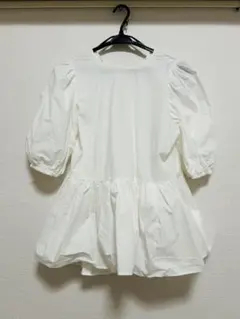 GALLARDAGALANTEホワイトリボン　パフスリーブ　ペプラム　ブラウス