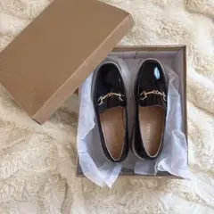 LIUNAI ブラックエナメル調厚底ビットローファー