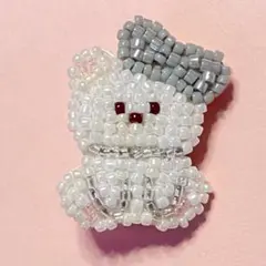 ビーズ刺繍　リボンをつけたしろくまちゃん　ブローチ