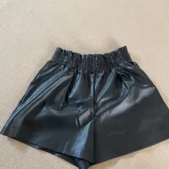 ZARA ブラック 合成皮革 ショートパンツ
