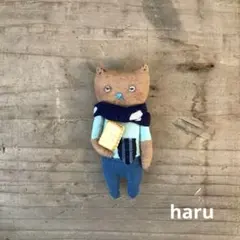 おとぼけ顔の猫ねこブローチ　ビスケット