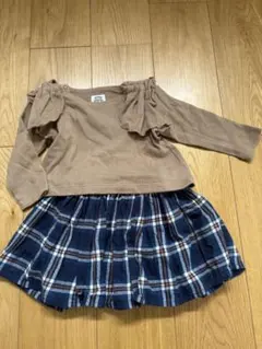 O&G フリル付きトップスとチェックスカート 90