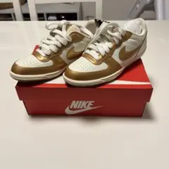 Nike スニーカー ホワイト/ゴールド