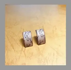 ベージュレザー風スクリプトピアス 2ペア
