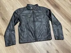 黒い合成皮革ライダースジャケット