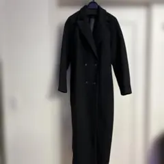 黒のダブルブレストロングコート