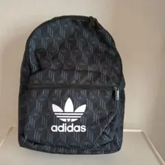 adidas 幾何学模様 ブラックバックパック