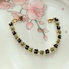 ベージュとブラックの華奢小花ブレスレット☆*ハンドメイド* ☆