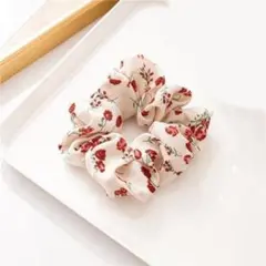 シュシュ,ベージュ,花柄,髪留め,ヘアゴム