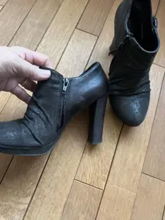 HENRY BEGUELIN 黒 ジッパー付き ブーツ 高ヒール　36ハーフのサムネイル